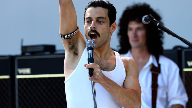 Rami Malek imita a Freddie Mercury en 'Bohemian Rhapsody'.