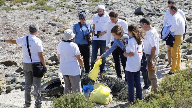 Recogiendo basura en una playa de Menorca en septiembre.