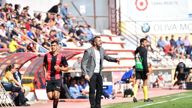 El técnico rojiblanco Diego Martínez da instrucciones a sus jugadores en el partido disputado en el Municipal de Reus.
