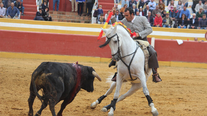 El rejoneador Ferrer Martín frente al ejemplar que lidió a caballo.