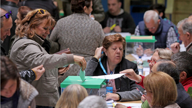 Una mujer introduce su voto en la urna en las pasadas elecciones andaluzas.