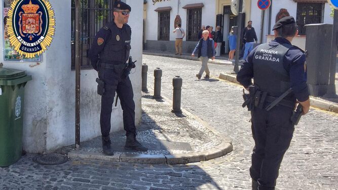 Dos agentes de la Policía Local de Granada patrullan en la zona de calle Elvira.