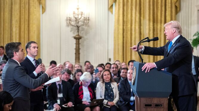 Trump habla al reportero de la CNN Jim Acosta durante una conferencia de prensa en la Casa Blanca.