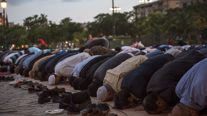 Rezo del Ramadán en la capital granadina