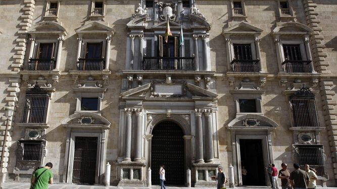 Fachada principal de la Audiencia Provincial de Granada