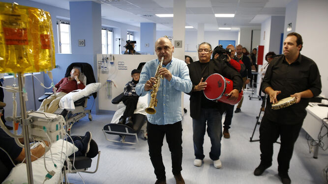El grupo Toto-Silva Trío paseó su música entre las camillas de los pacientes en tratamiento del Virgen de las Nieves.