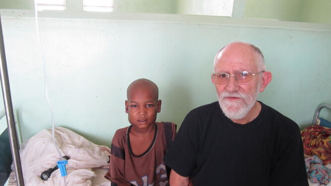 Junto con un niño enfermo de cáncer en África.