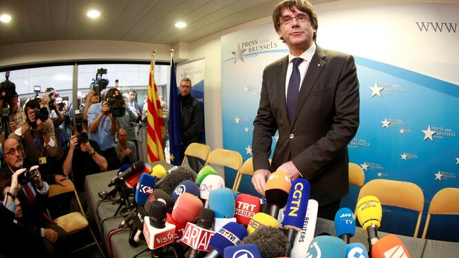 Carles Puigdemont posando ante los periodistas en el club de Prensa de Bruselas.