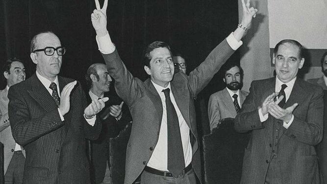 Adolfo Suárez celebra su victoria en las elecciones de 1979.