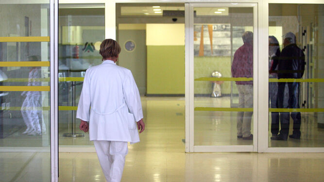 Imagen de archivo de una enfermera entrando a un centro de salud.