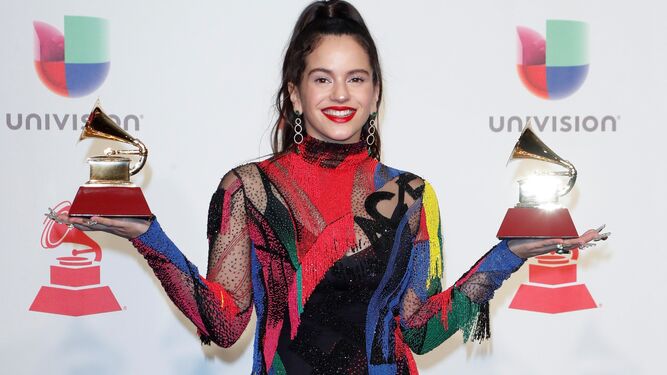 Con colorido vestido corto de Versace, Rosalía posa con sus dos Grammy.