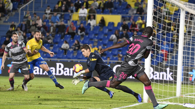 El delantero del Granada CF Adrián Ramos cede atrás para que Rodri haga el 2-2 definitivo.