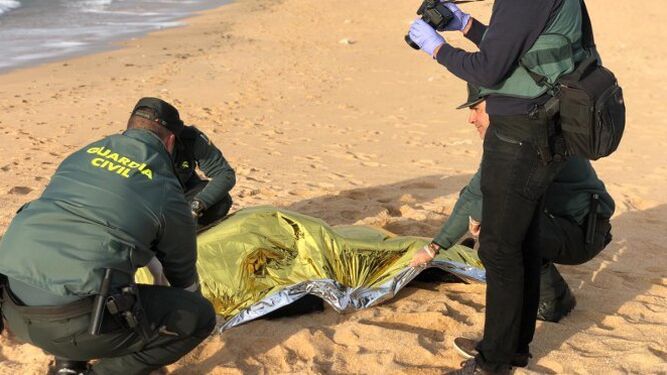 Los agentes tapan el cadáver de otro joven marroquí.