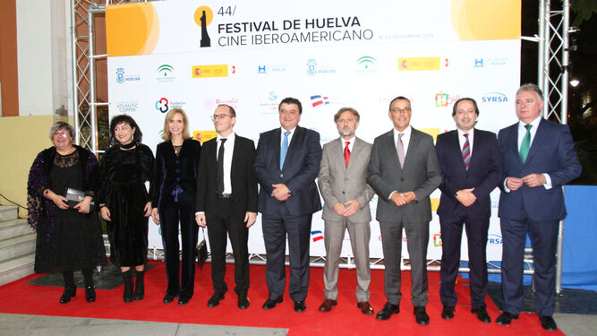 Representantes institucionales del Patronato de la Fundación del Festival, antes de la gala