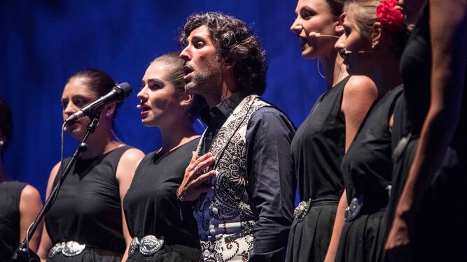 Arcángel y el coro Voces Búlgaras, en su actuación del pasado agosto en el Festival de La Unión