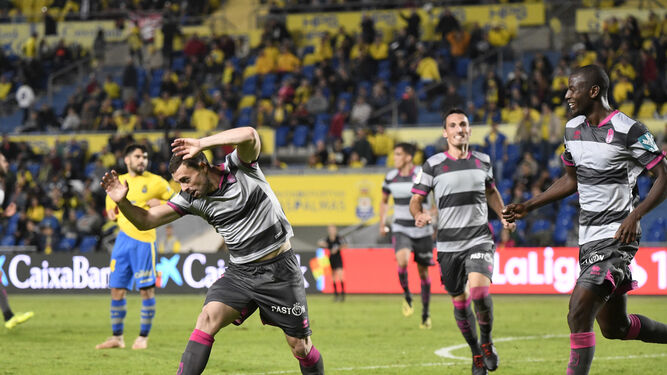 Rodri se dispone a celebrar el segundo gol del Granada CF en Las Palma ante la mirada de Adrián Ramos.