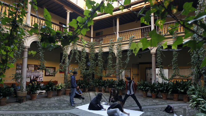Patio del palacete donde se ubica el Conservatorio Victoria Eugenia.