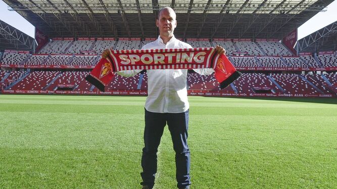 El nuevo técnico del Sporting posa con la bufanda en su presentación como entrenador.