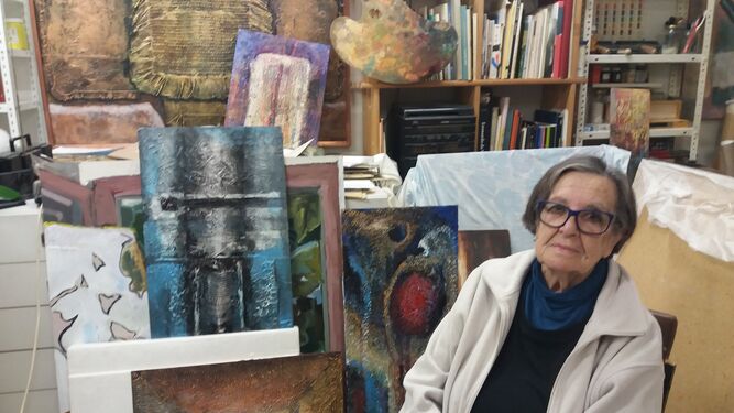Dolores Montijano, en su taller de pintura