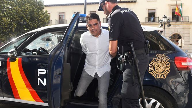 El principal acusado, Sergio R.A., a su llegada a los juzgados en junio.