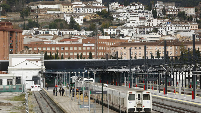 El Talgo, ayer, a su llegada a la Estación de Andaluces para emprender hoy el primer viaje de la reconexión ferroviaria.