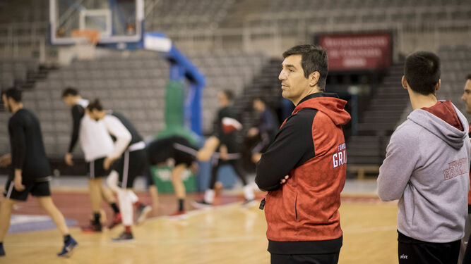 Pablo Pin dirige un entrenamiento en el Palacio de Deportes