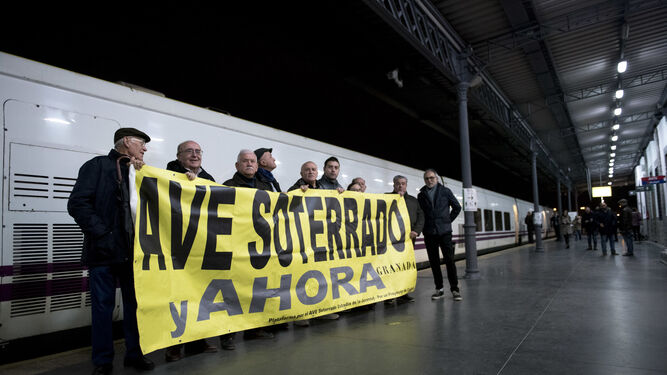 Marea Amarilla se concentra en la salida del tren a Madrid