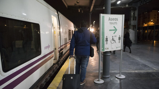 26 N: Primer tren de Granada a Madrid que pone fin a la desconexi&oacute;n