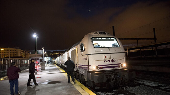 26 N: Primer tren de Granada a Madrid que pone fin a la desconexi&oacute;n