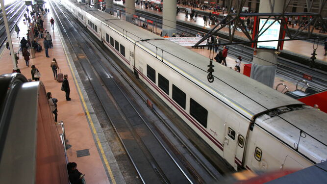 El Talgo Granada-Madrid, parado en la Estación de Atocha