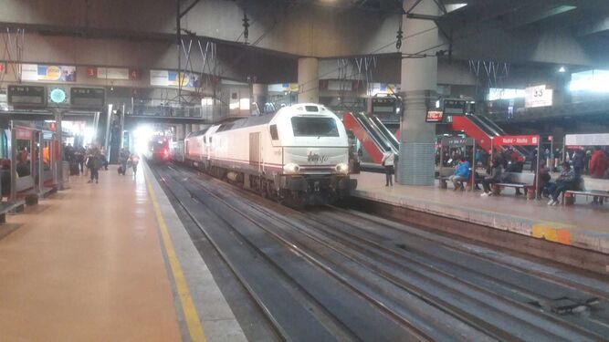 El tren completa su primer viaje de Granada a Madrid