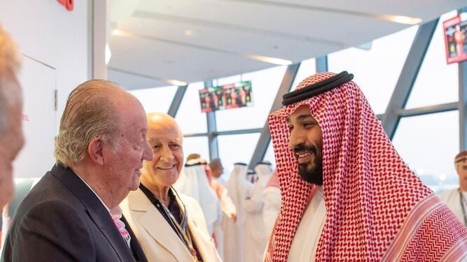 El Rey Juan Carlos saluda al príncipe heredero de Arabia Saudí, envuelto en el asesinato del periodista khashoggi.