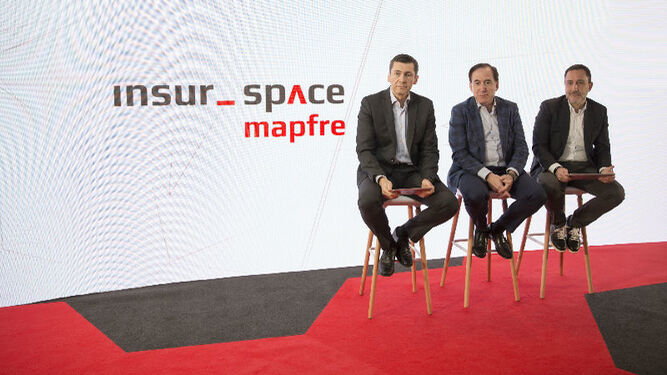 José Antonio Arias, Antonio Huertas —en el centro— y Josep Celaya, hoy en la presentación de Insur_space