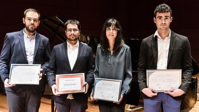 Los ganadores de los Premios Jóvenes Compositores posan después de ser reconocidos.