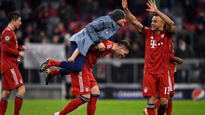 Los jugadores del Bayern celebran el pase.