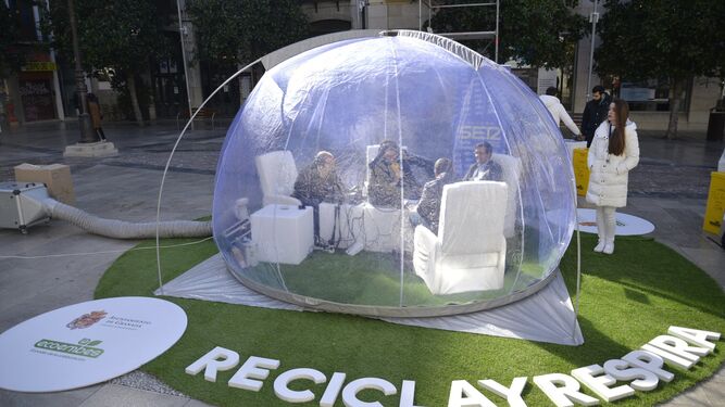 Compañeros de Radio Granada con el alcalde en el interior de la burbuja.