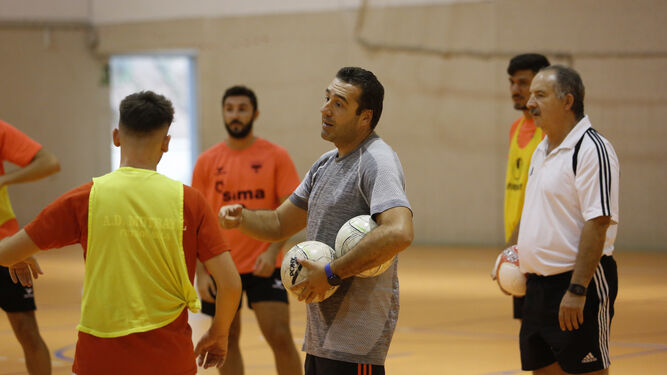 Ramón Balboa, junto a sus jugadores, en un entrenamiento del Sima Peligros.