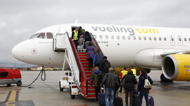 Pasajeros suben a un avión en el Aeropuerto de Granada