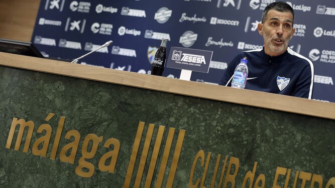 Muñiz en su rueda de prensa previa al duelo entre el Málaga y el Granada CF.