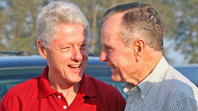 Bush padre con Bill Clinton