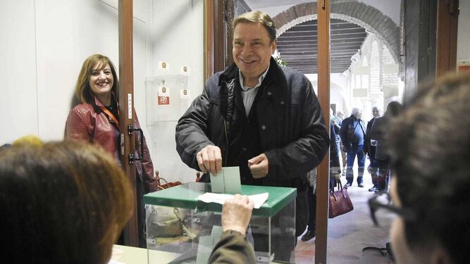 El ministro Luis Planas vota en el antiguo colegio Julio Romero de Torres.