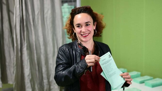 Ana Naranjo (Adelante Andalucía) vota en el colegio Fray Albino.