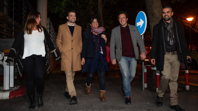 Teresa Rodr&iacute;guez y Ma&iacute;llo llegan a la Sala Cartuja, en Sevilla, donde siguen el escrutinio.
