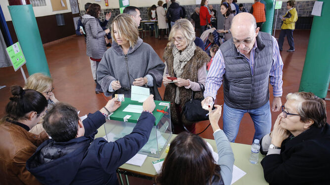 Votantes este domingo en un colegio electoral de la capital.