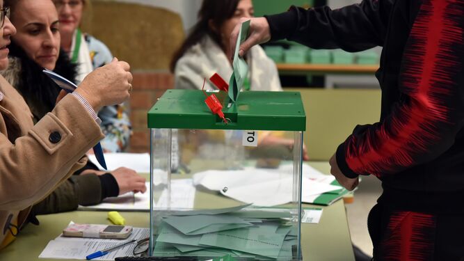 Una persona deposita su voto en las elecciones andaluzas 2018