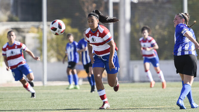 Oviedo, jugadora del Granada CF femenino, lanza una contra en el partido.