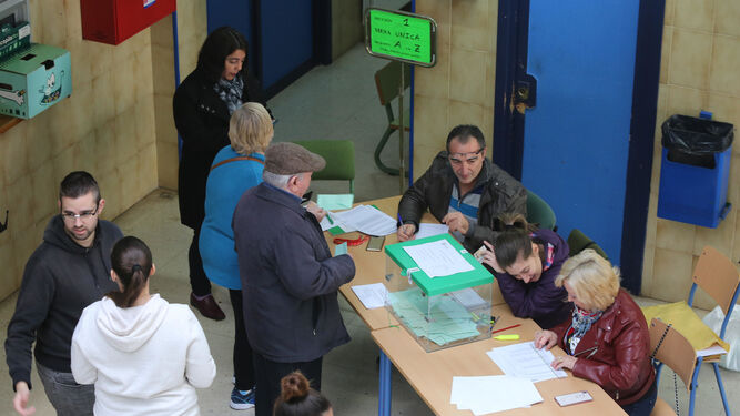 Votaciones en el colegio situado en el IES La Marisma de Huelva capital.