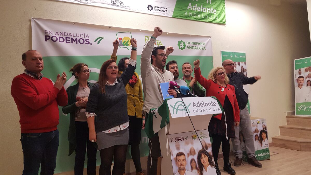 Miembros de la confluencia Adelante Andalucía, al finalizar su intervención.
