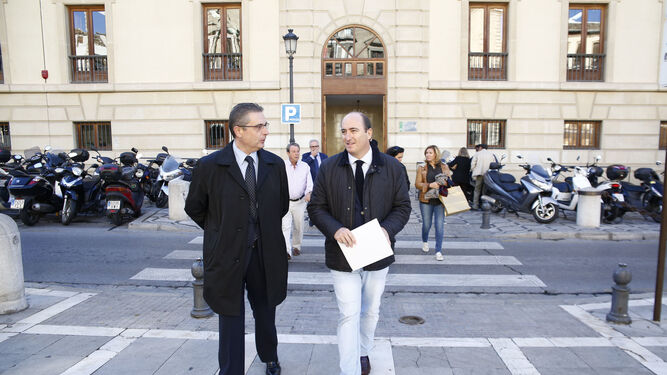 García  Montero, frente al Juzgado tras el recurso que planteó Sebastián Pérez.