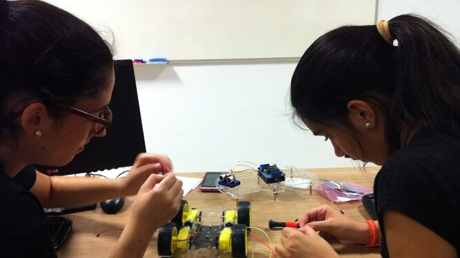 Dos estudiantes en una actividad del Campus para Chicas del pasado verano.
